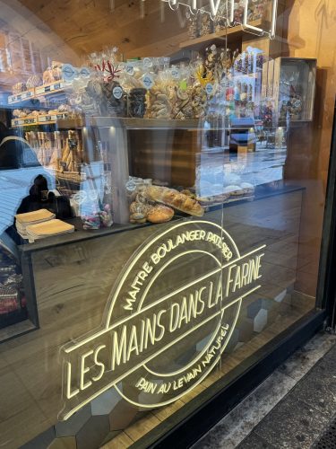 mains dans la farine