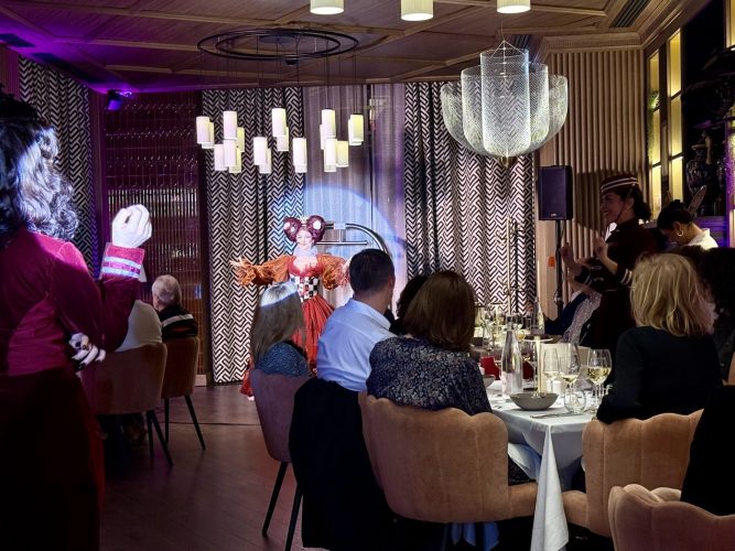 Diner spectacle La maison Rouge cabaretIMG_4608