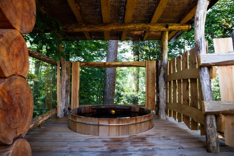 Cabane de l&rsquo;étang – Domaine de la Forestière – logements insolites