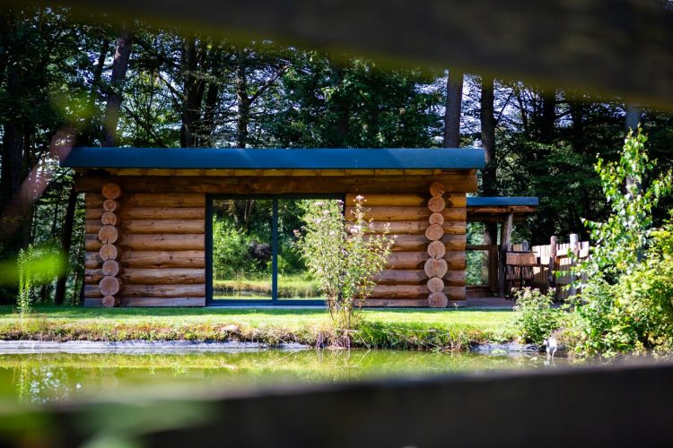 Cabane de l&rsquo;étang – Domaine de la Forestière – logements insolites