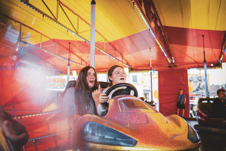 Fête foraine, messti, fille, manège, attractions, skooters, auto tamponneuse