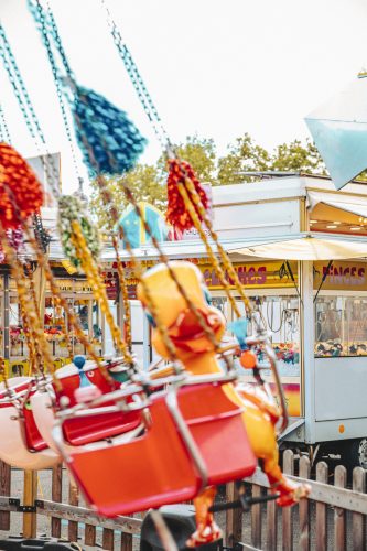 Fête foraine, messti, carrousels, manège, peluches, pinces, attractions