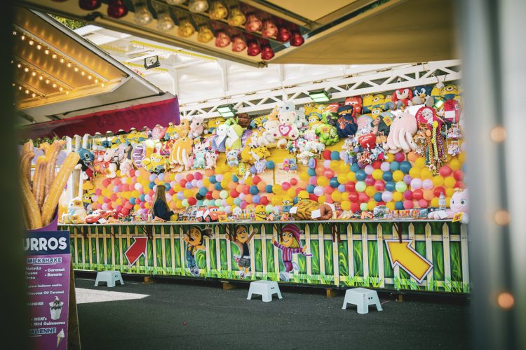 Fête foraine, messti, manège, attractions, ballons, fléchette