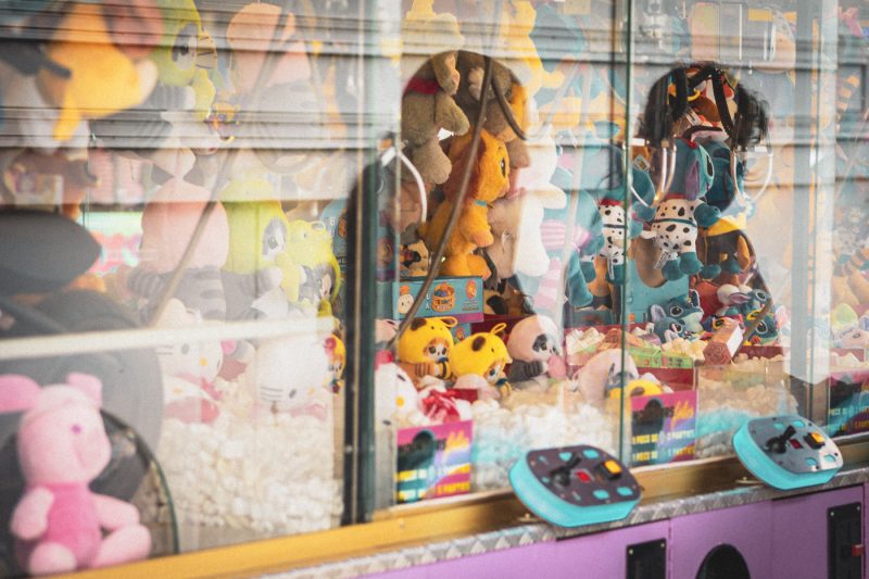 Fête foraine, messti, manège, peluches, pinces, attractions