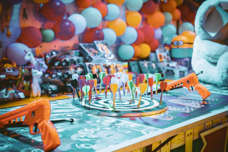 Fête foraine, messti, manège, attractions, fléchette, ballons, jeux,