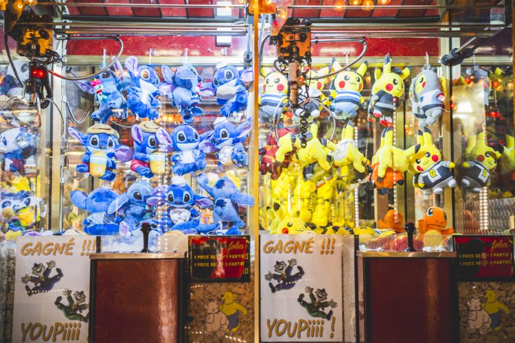 Fête foraine, messti, manège, attractions, peluches, pinces