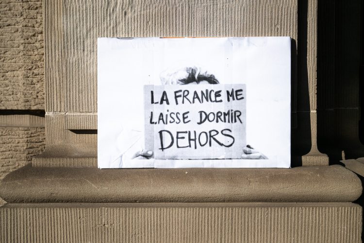 Hébergement d&rsquo;urgence sans abris enfants à la rue sans-papier exilés préfecture