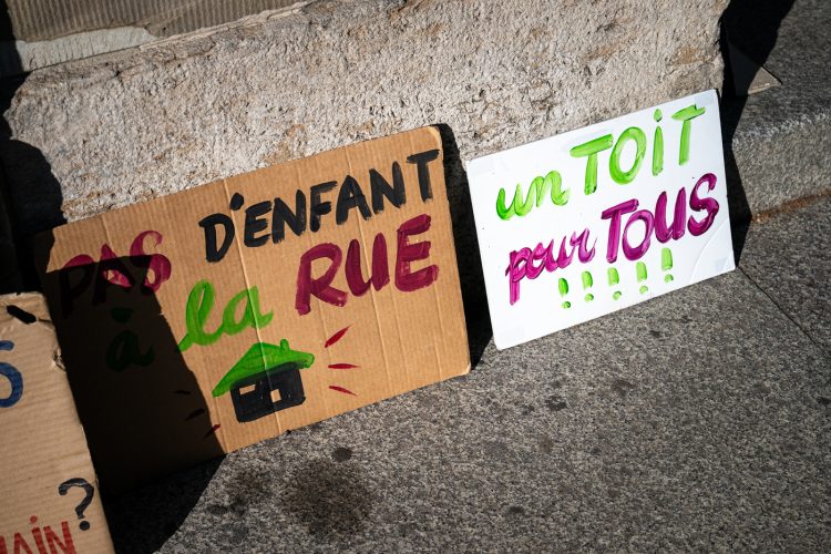 Hébergement d&rsquo;urgence sans abris enfants à la rue sans-papier exilés préfecture