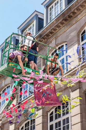 Installation du ciel de rue, rue du Jeu-des-Enfants, 2017