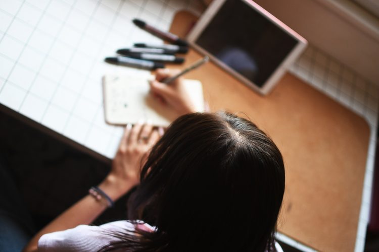 devoir travailler étudier étudiante (4)