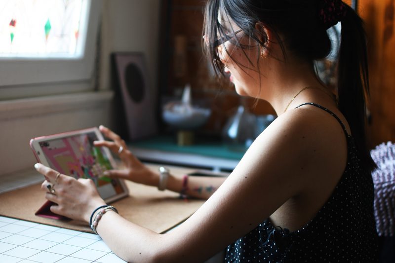 étudiante ordinateur jeux vidéo écran (5)
