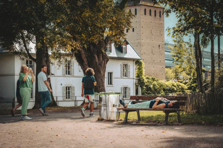 Chaleur, touriste, parc, dormir