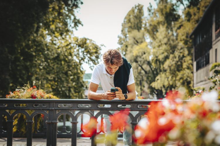 Jeune homme, téléphone