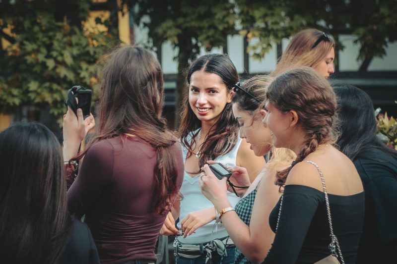 Jeune fille, sourire étudiant