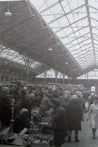 Marché couverte dans la halle de l&rsquo;ancienne gare