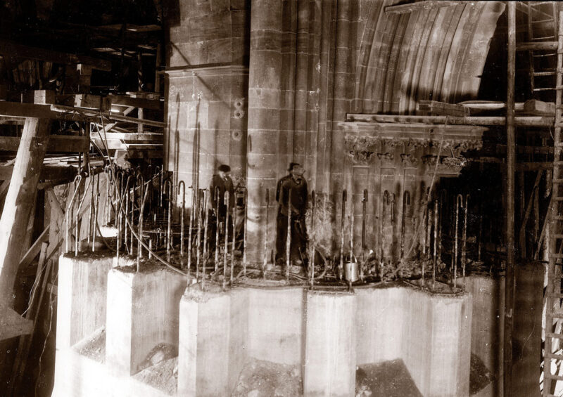 Démolition du corset en béton armé autour du grand pilier portant la tour à l’aide des marteaux piqueurs, 1926 © Fondation OND